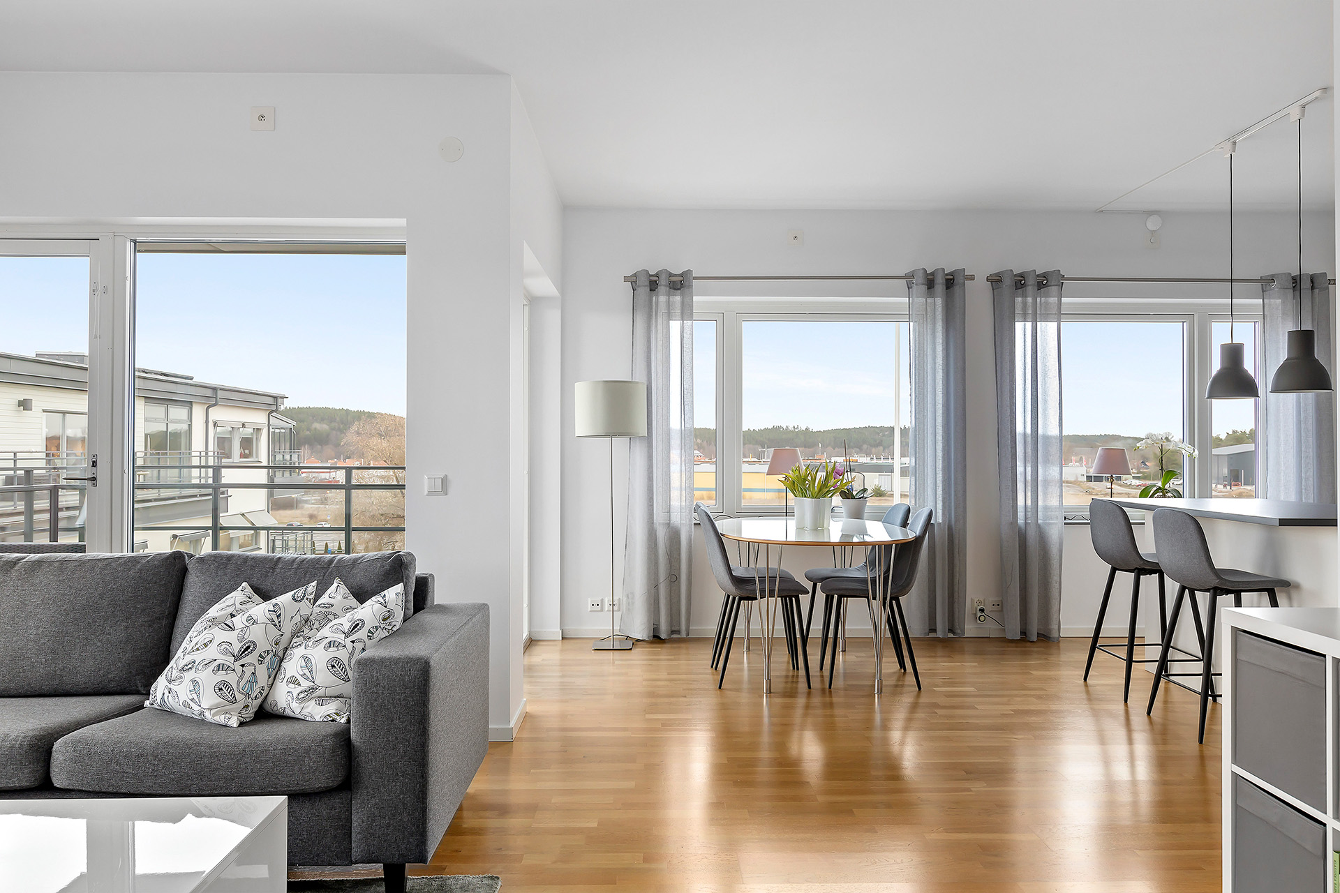 Köp bostad - Ljus möblerad lägenhet med fin utsikt med elitefast