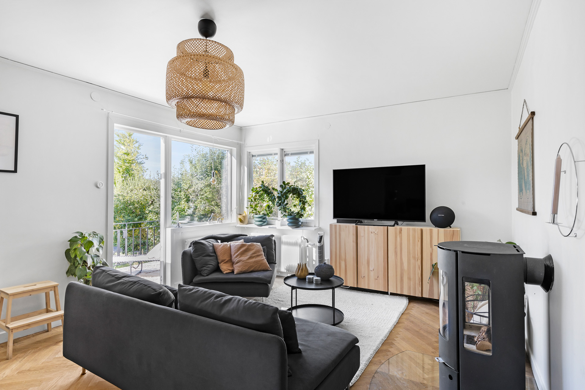sälja bostad möblerat vardagsrum med balkong elitefast